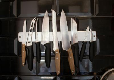 Magnetklist med en mängd olika knivar